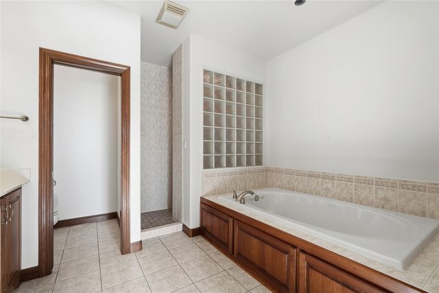 6500 White Gate Ct, Marion, IA 52302