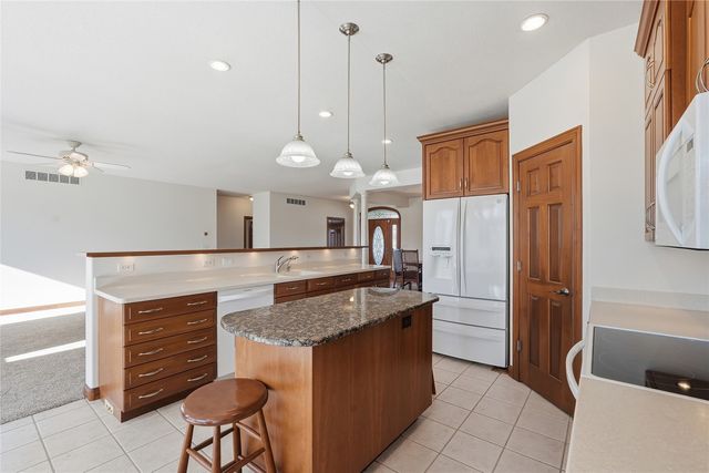 6500 White Gate Ct, Marion, IA 52302