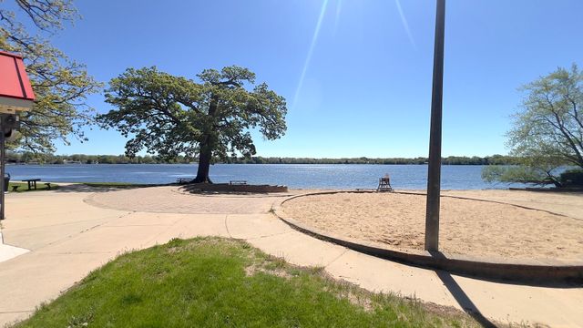 902 N Lake Shore Drive, Round Lake Beach, IL 60073