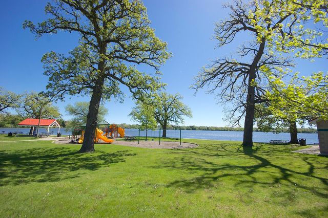 902 N Lake Shore Drive, Round Lake Beach, IL 60073