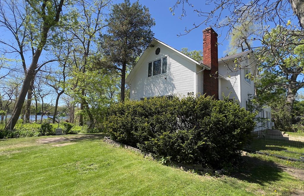 902 N Lake Shore Drive, Round Lake Beach, IL 60073