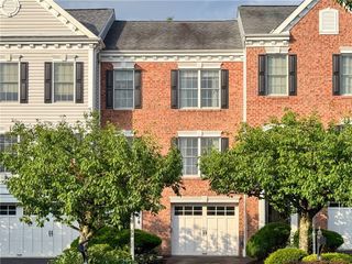 957 Montclair Dr, Moon/crescent Twp, PA 15108