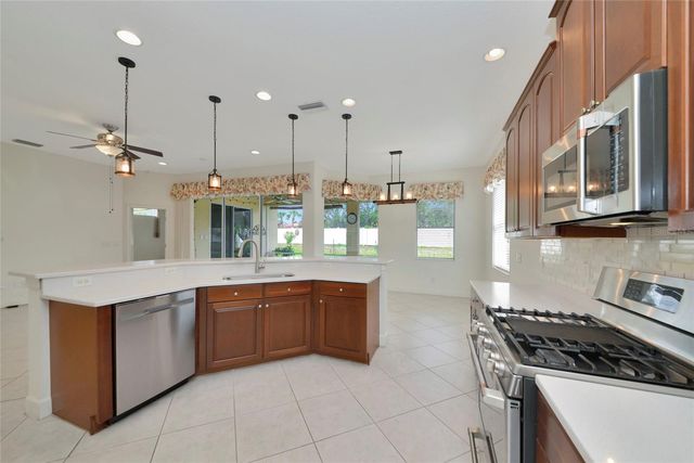 6841 74TH STREET CIRCLE E, Bradenton, FL 34203