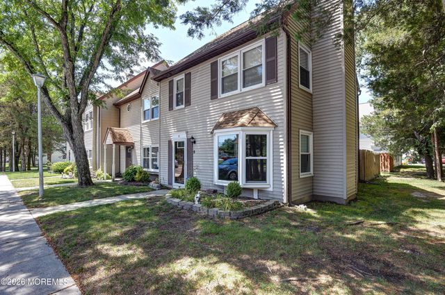 8 Colonial Court, Jackson, NJ 08527