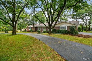 390 Pebble Valley Drive, Town And Country, MO 63141
