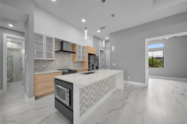 1201 SW 8th PL, Cape Coral, FL 33991