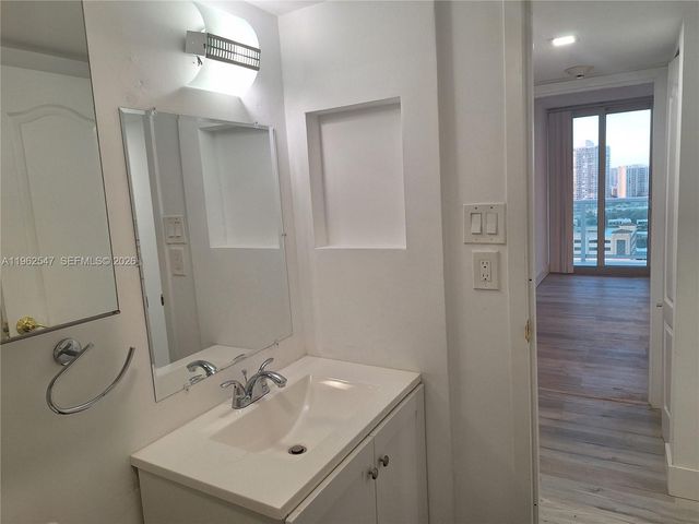 100 Bayview Dr 2028, Sunny Isles Beach, FL 33160