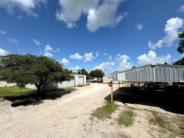 2052 County Road 540, Alvin, TX 77511