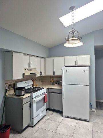 1721 Chesapeake Lane 2, Schaumburg, IL 60193