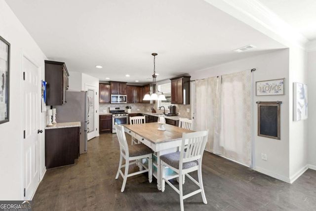 5821 Park Point, Flowery Branch, GA 30542