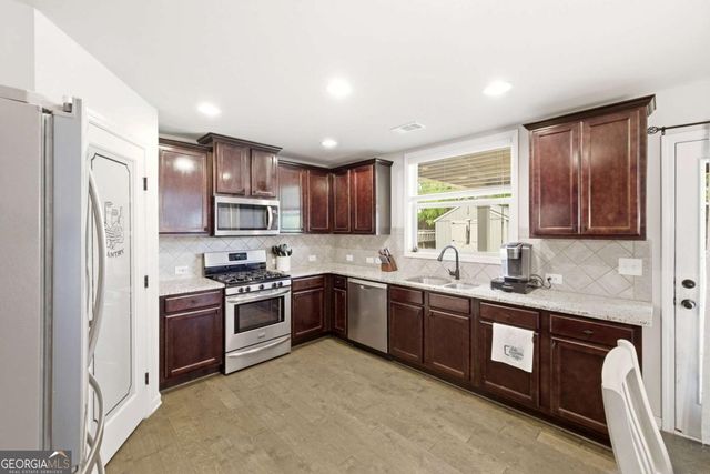5821 Park Point, Flowery Branch, GA 30542
