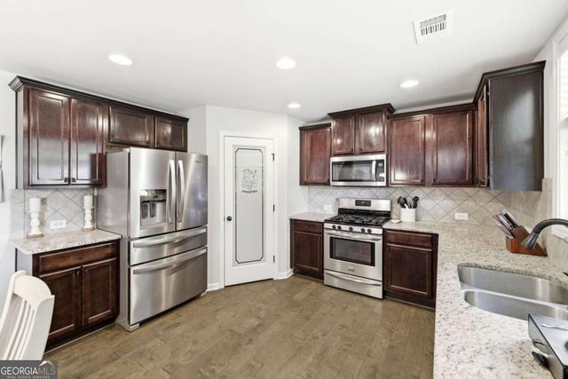 5821 Park Point, Flowery Branch, GA 30542