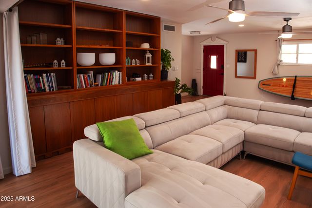 1326 E EARLL Drive, Phoenix, AZ 85014