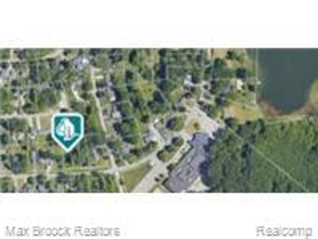 000 Crescent, Waterford Charter Township, MI 48327