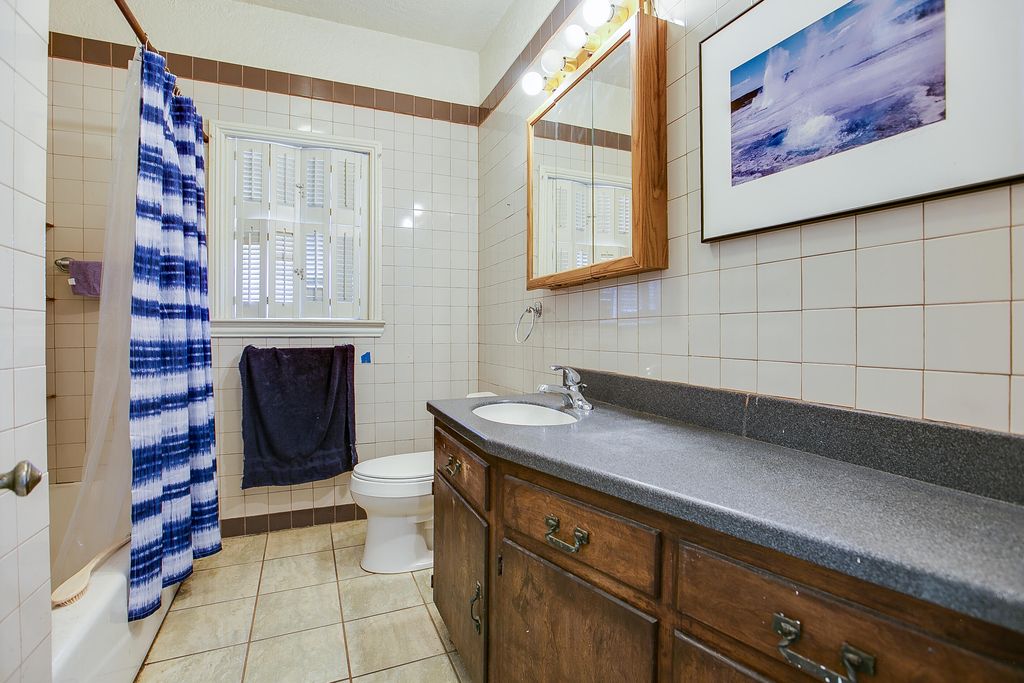 Image 10 of property listing at 1105 N Van Buren Street, San Angelo, TX 76901