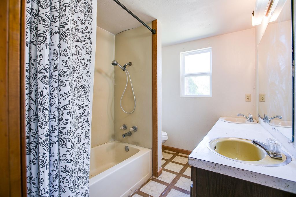 Image 14 of property listing at 1105 N Van Buren Street, San Angelo, TX 76901