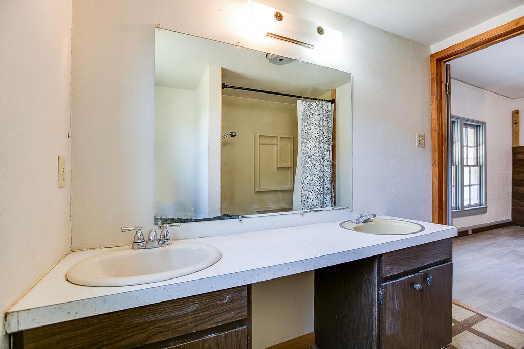 Image 15 of property listing at 1105 N Van Buren Street, San Angelo, TX 76901