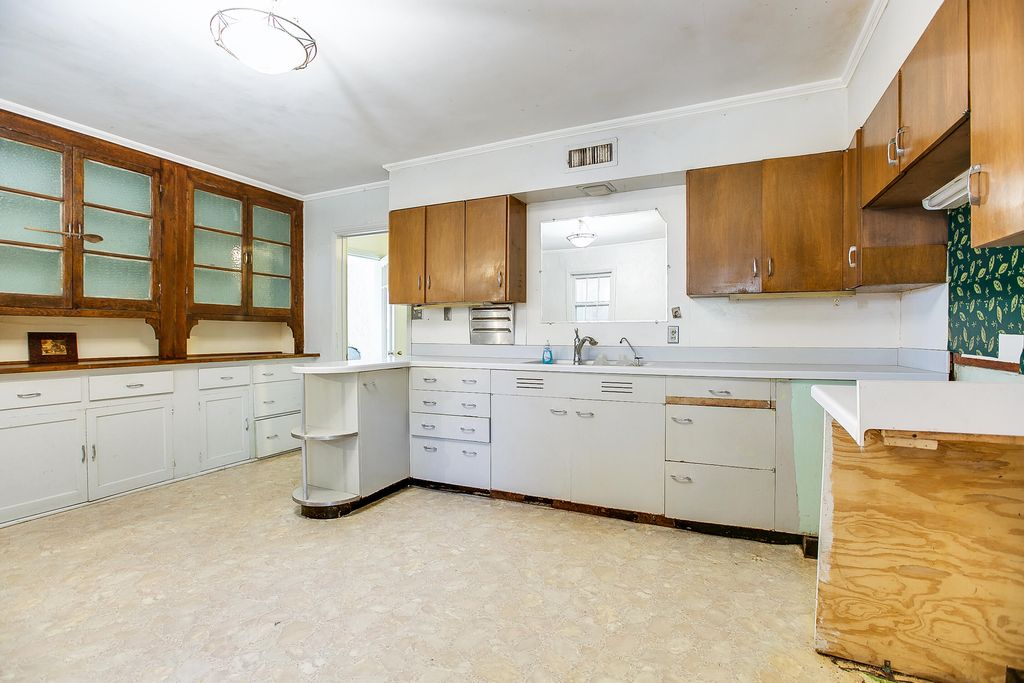 Image 22 of property listing at 1105 N Van Buren Street, San Angelo, TX 76901