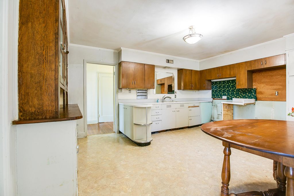 Image 23 of property listing at 1105 N Van Buren Street, San Angelo, TX 76901