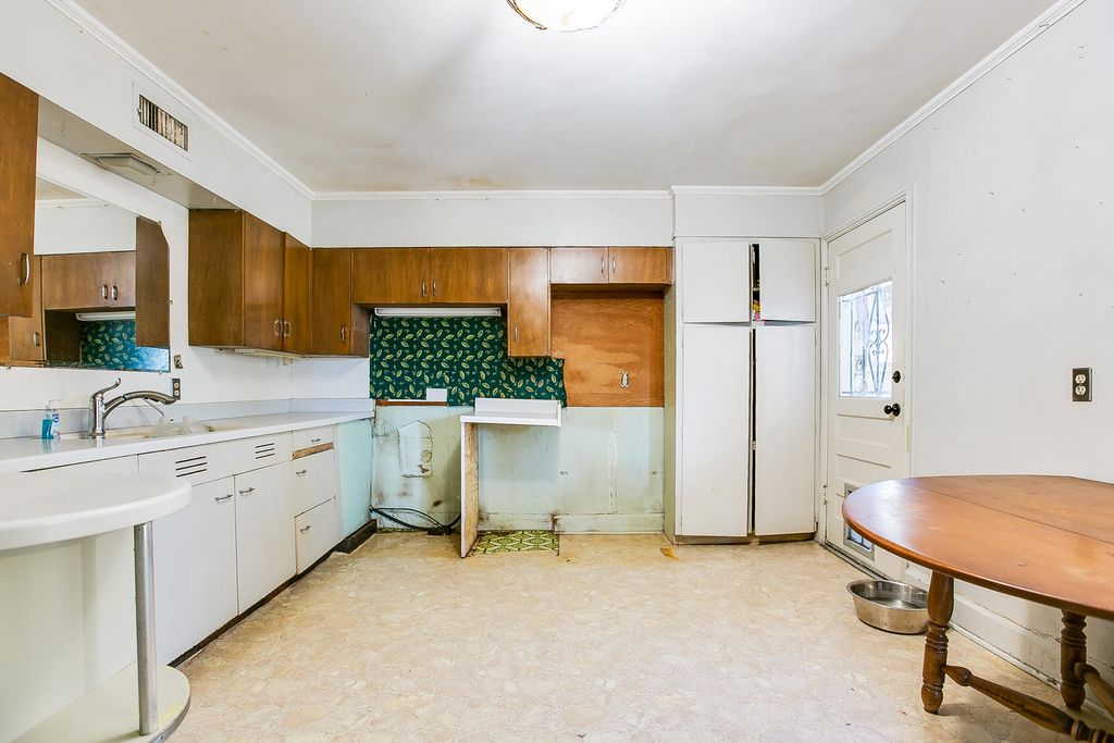 Image 24 of property listing at 1105 N Van Buren Street, San Angelo, TX 76901