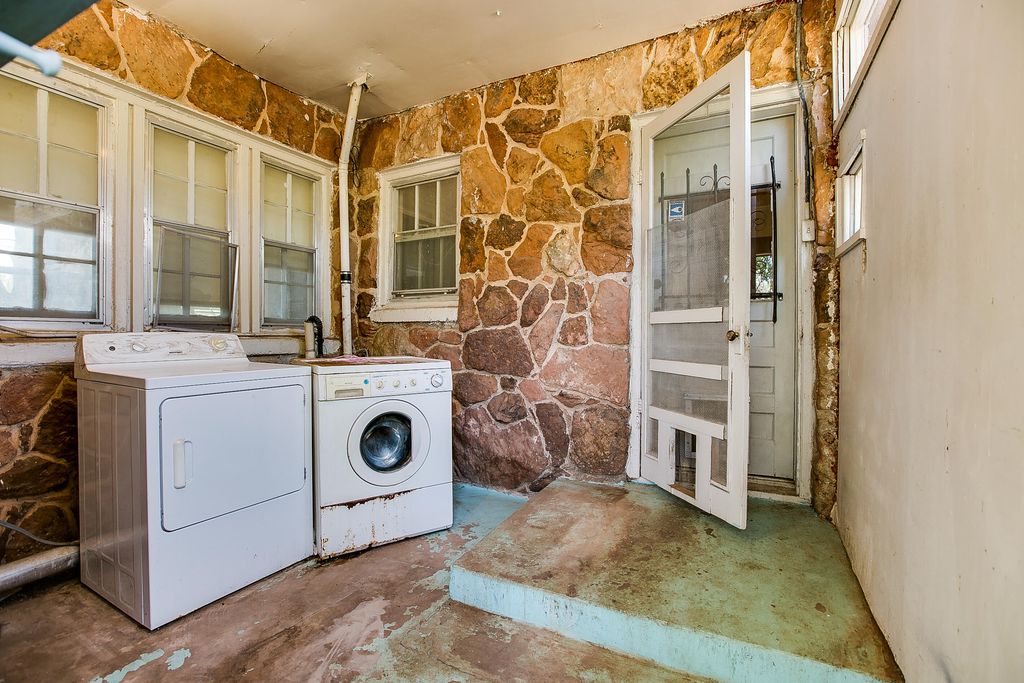 Image 26 of property listing at 1105 N Van Buren Street, San Angelo, TX 76901
