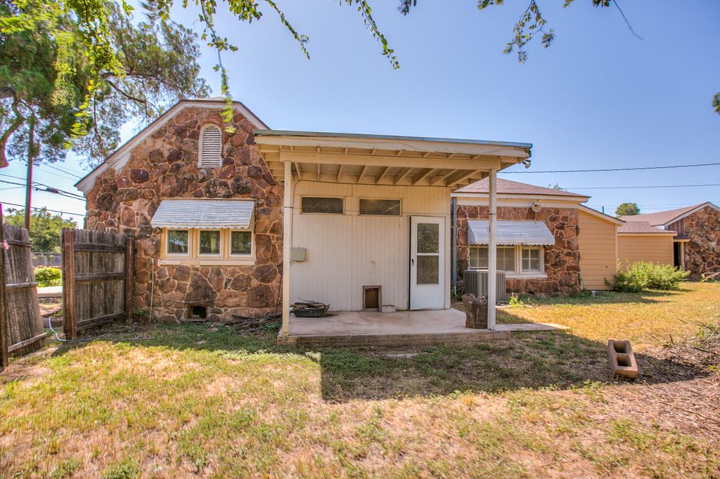 Image 30 of property listing at 1105 N Van Buren Street, San Angelo, TX 76901