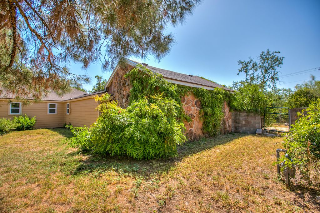 Image 38 of property listing at 1105 N Van Buren Street, San Angelo, TX 76901