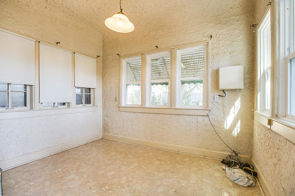 Image 5 of property listing at 1105 N Van Buren Street, San Angelo, TX 76901