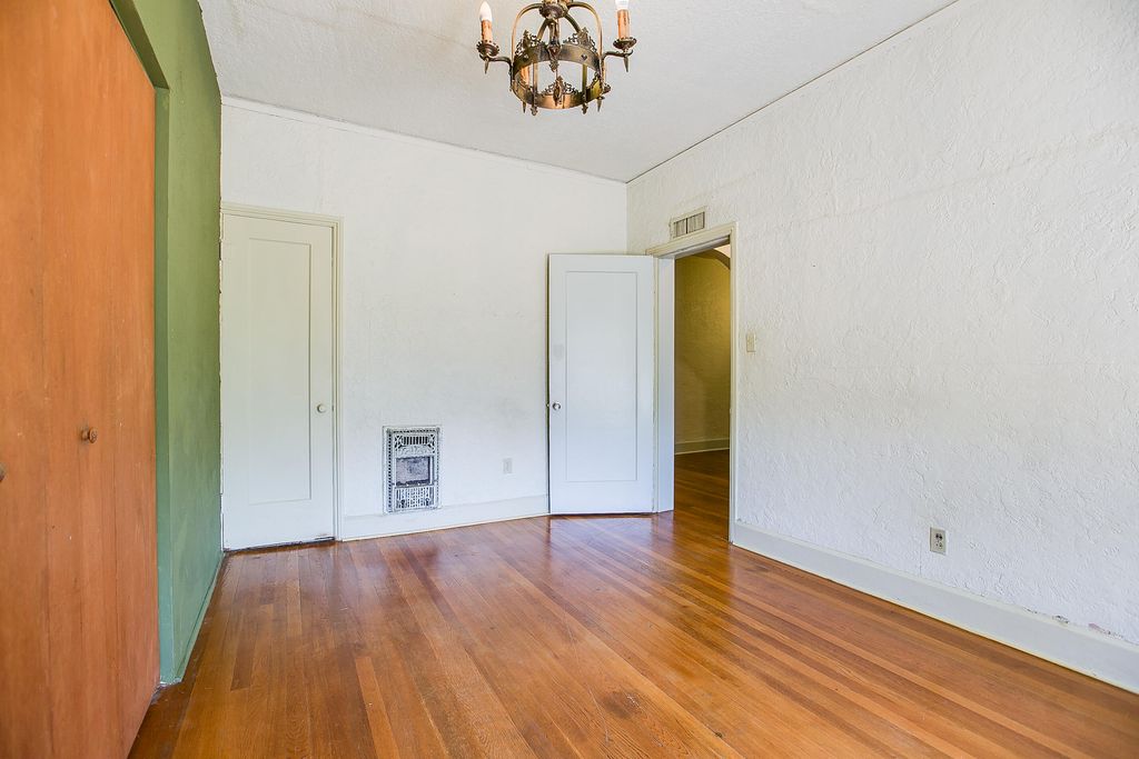 Image 8 of property listing at 1105 N Van Buren Street, San Angelo, TX 76901