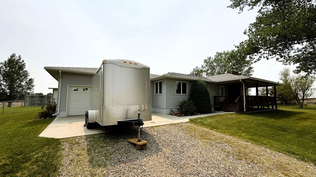 1820 Sugar Ln, Worland, WY 82401 photo 3