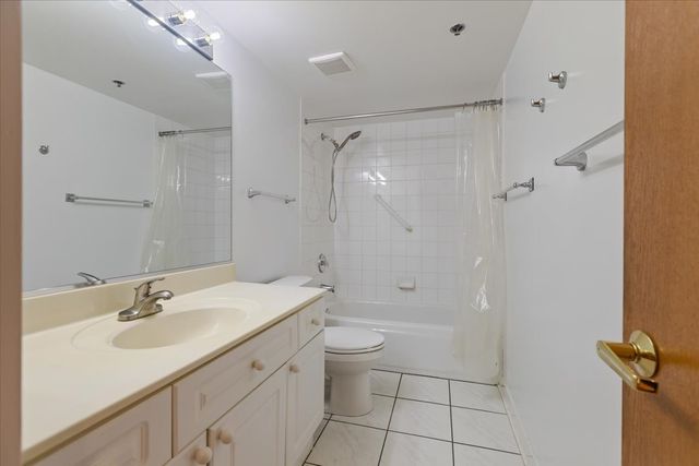 5 S Pine Street 509, Mount Prospect, IL 60056