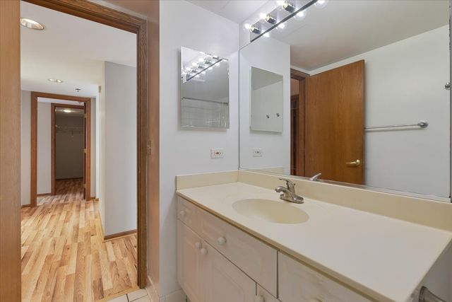 5 S Pine Street 509, Mount Prospect, IL 60056