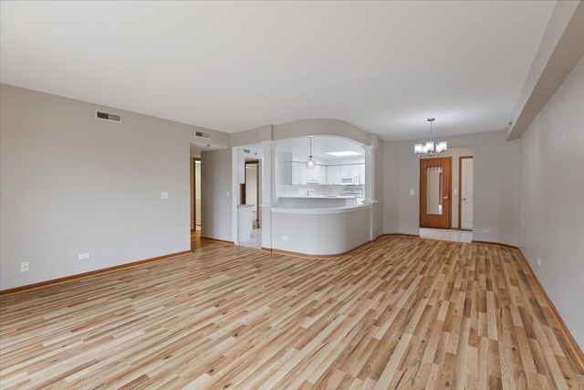 5 S Pine Street 509, Mount Prospect, IL 60056