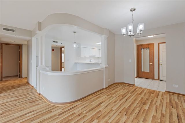 5 S Pine Street 509, Mount Prospect, IL 60056