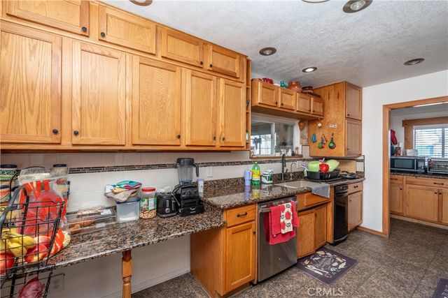 16464 Desert Knoll Drive, Victorville, CA 92395