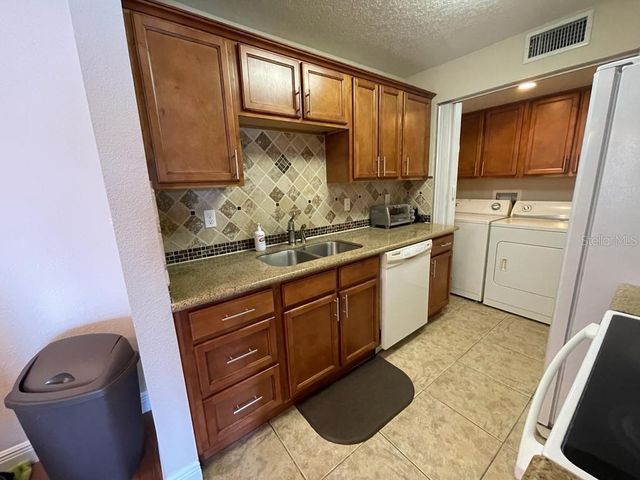 524 ORANGE DRIVE 11, Altamonte Springs, FL 32701