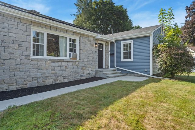 5 5th Ave, Dudley, MA 01571