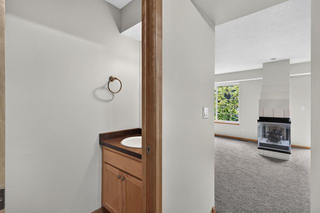 15600 24th Avenue N G, Plymouth, MN 55447