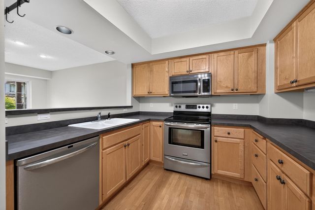 15600 24th Avenue N G, Plymouth, MN 55447