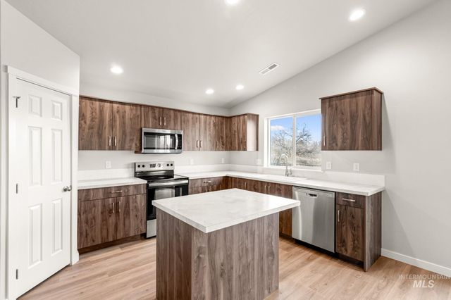 7104 E Marble Springs Dr, Nampa, ID 83687