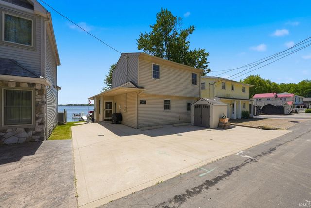 595 Lane 101 Hamilton Lake, Hamilton, IN 46742