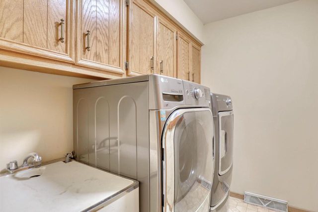 4355 Longview DRIVE, New Berlin, WI 53151