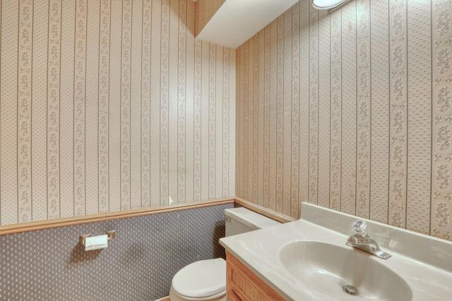4355 Longview DRIVE, New Berlin, WI 53151