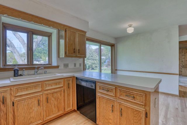 4355 Longview DRIVE, New Berlin, WI 53151