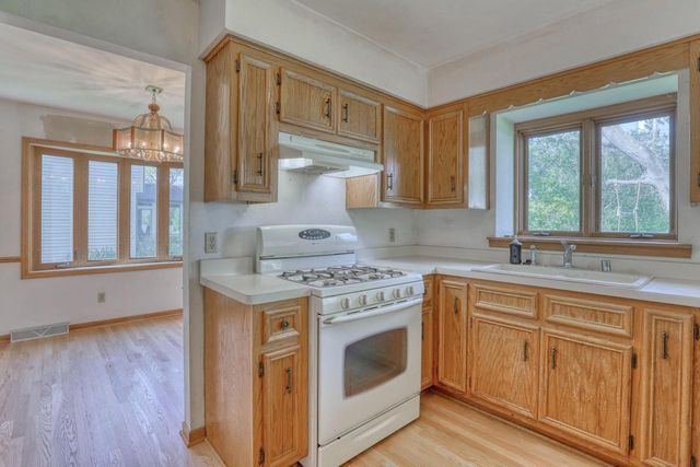 4355 Longview DRIVE, New Berlin, WI 53151