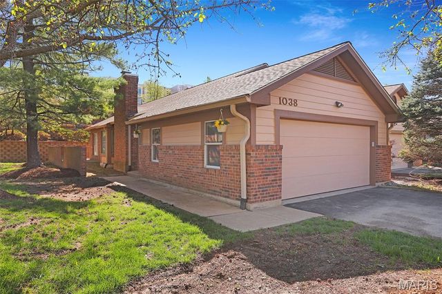 1038 King Henry Court, Creve Coeur, MO 63146