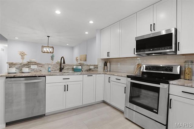 1038 King Henry Court, Creve Coeur, MO 63146
