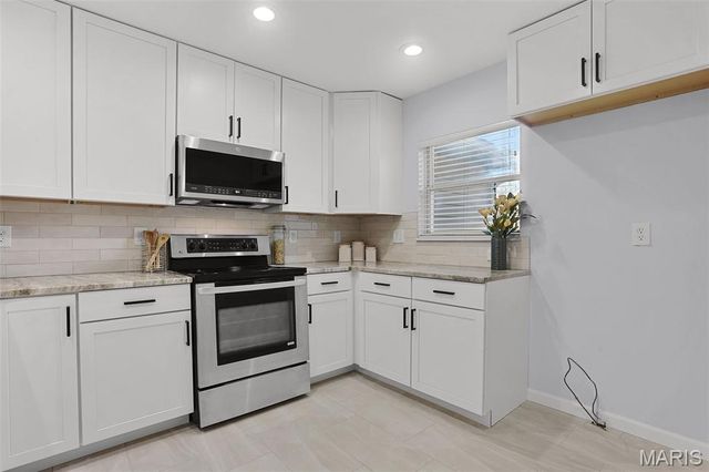 1038 King Henry Court, Creve Coeur, MO 63146