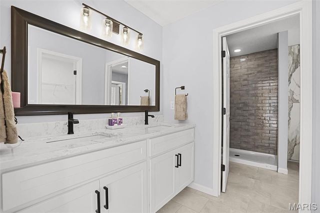 1038 King Henry Court, Creve Coeur, MO 63146