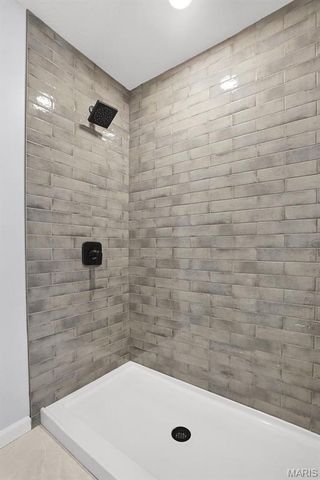 1038 King Henry Court, Creve Coeur, MO 63146